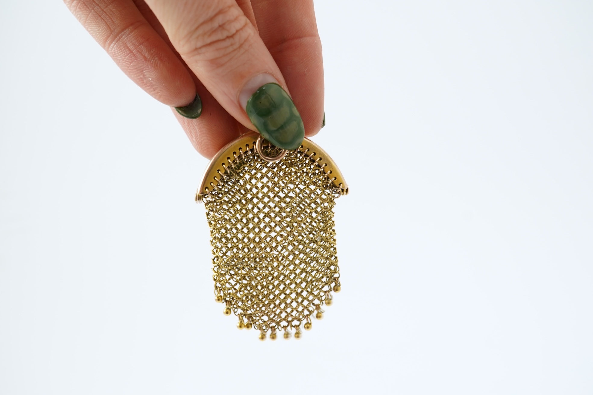 A small early 20th century 9ct gold mesh purse